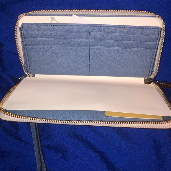 Wristlet/Wallet. ✈️ - Picture 6 of 8